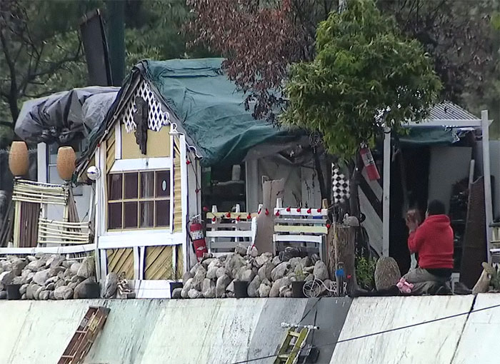Homeless Man Builds Entire Makeshift House With Lights And Stove Next To LA Freeway - 1