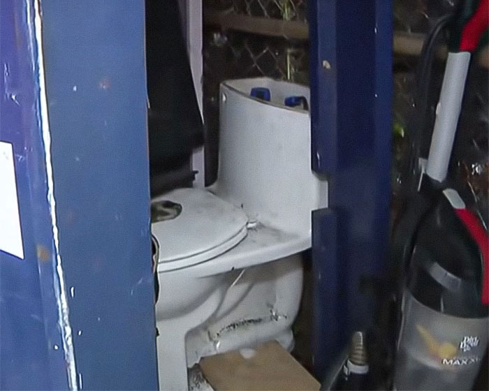 Homeless Man Builds Entire Makeshift House With Lights And Stove Next To LA Freeway - 4