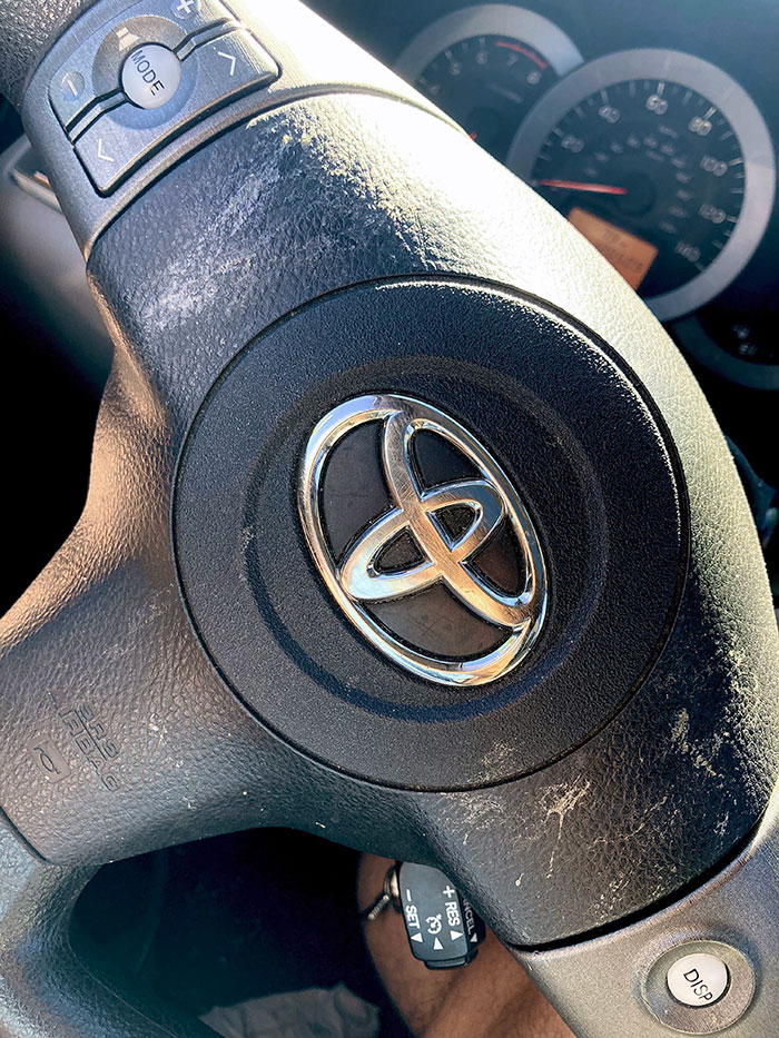 He visto a mi pareja hurgarse la nariz mientras conduce, pero no se me ocurrió pensar dónde se limpia el dedo después hasta que tuve que conducir