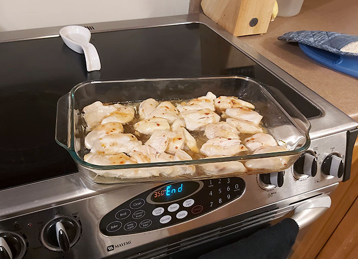 Mi esposa saca la fuente del horno, la deja así y se va. Tenemos niños y un perro