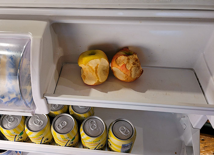 Mi esposa le da unos mordiscos a la manzana y guarda el resto "para luego"