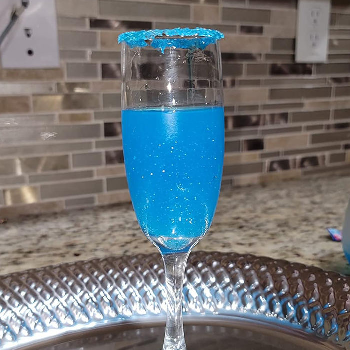 A Dash Of Edible Glitter Will Make Your Cocktails Carrie Bradshaw Approved