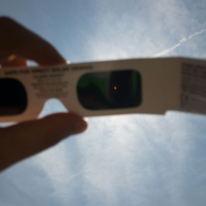Woman Defies Warnings And Looks Straight At The Solar Eclipse, Warns Others Not To Do The Same - 5