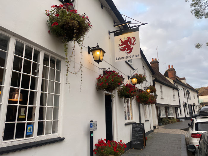 &ldquo;Dog-Friendly, Child-Free&rdquo; Pub That&rsquo;s Been Banning Kids For 11 Years Sparks Heated Debate