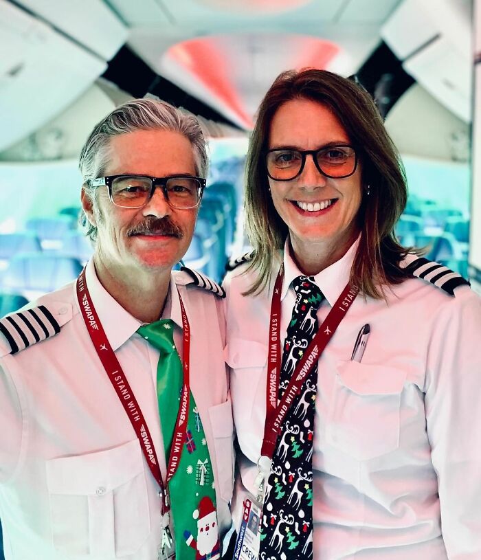 “Every Layover Is A Date Night” Husband And Wife Fly Commercial Planes Together - 14