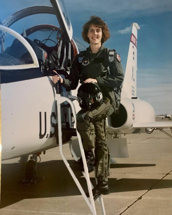 “Every Layover Is A Date Night” Husband And Wife Fly Commercial Planes Together - 3