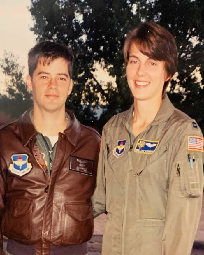 “Every Layover Is A Date Night” Husband And Wife Fly Commercial Planes Together - 5