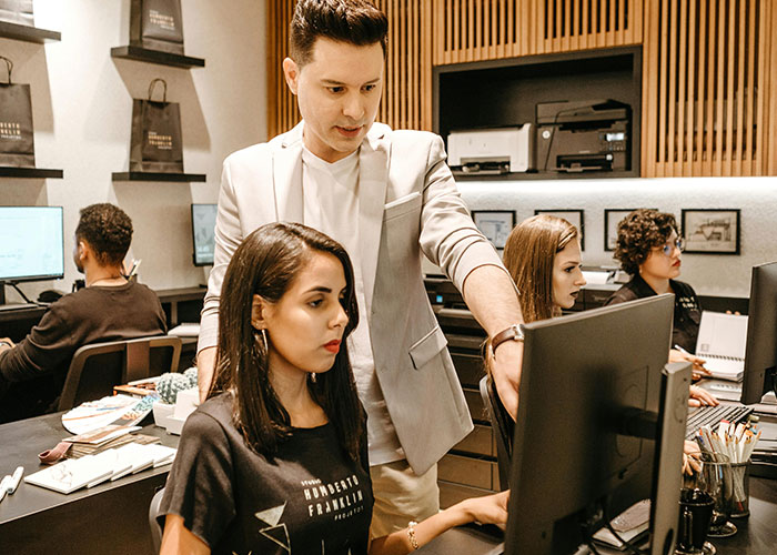 &ldquo;Half Past Stupid O&rsquo;Clock&rdquo;: Micromanaging Broker Tracks Trucker&rsquo;s Every Move, She Has Enough