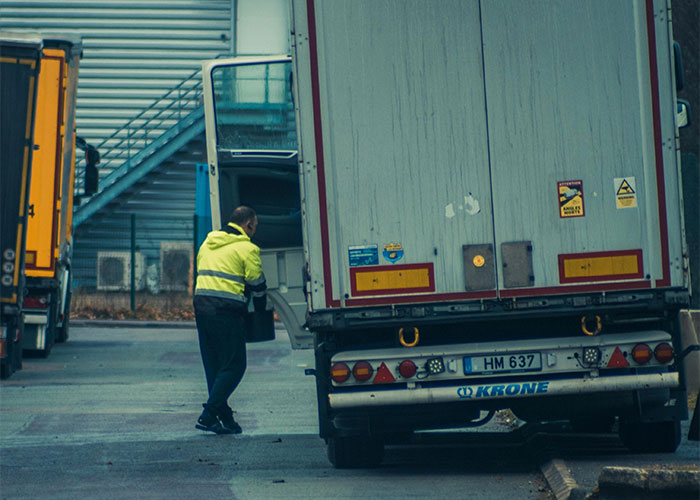 &ldquo;Half Past Stupid O&rsquo;Clock&rdquo;: Micromanaging Broker Tracks Trucker&rsquo;s Every Move, She Has Enough