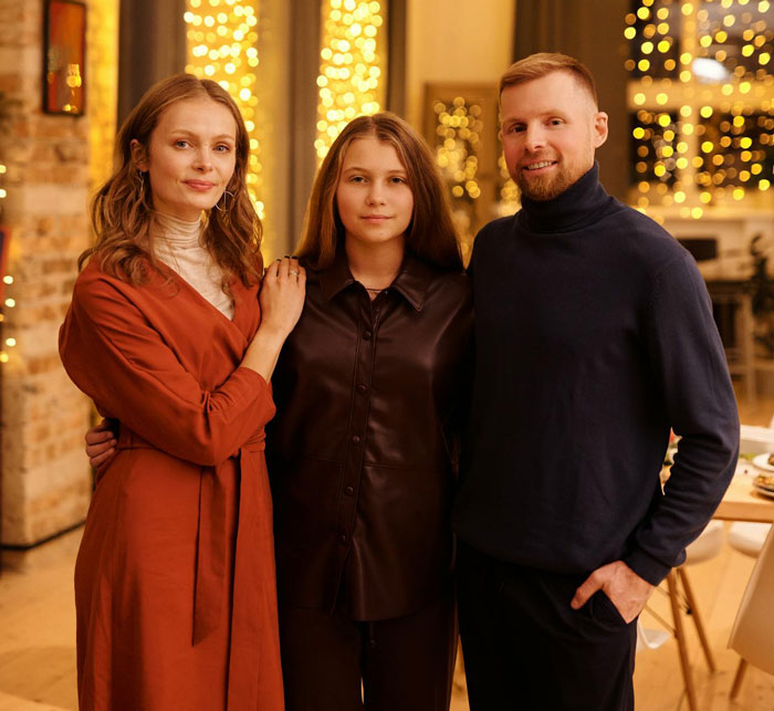 Mom Demands Teen Move Out After Her 18th B-Day, Dad Uncovers The Selfish Reason Behind It - 1