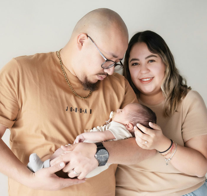 Woman Tears Up After Her Dad Is The Only One To Care For Her After Labor, Names Baby After Him - 1