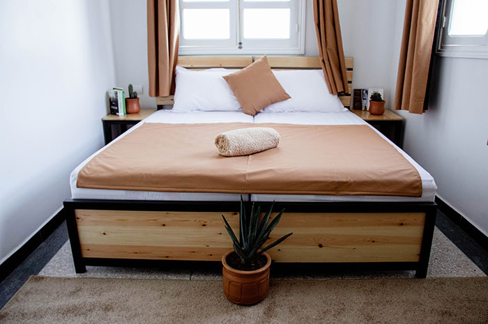 Obese Woman Turns To Friend Asking To Switch B&B Rooms, Ends Up Sobbing Instead