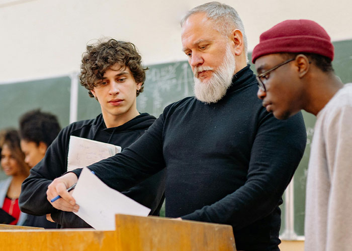 “Marking Those Papers Broke Me”: 40 Times Students Stunned Their Teachers With Their Stupidity - 37