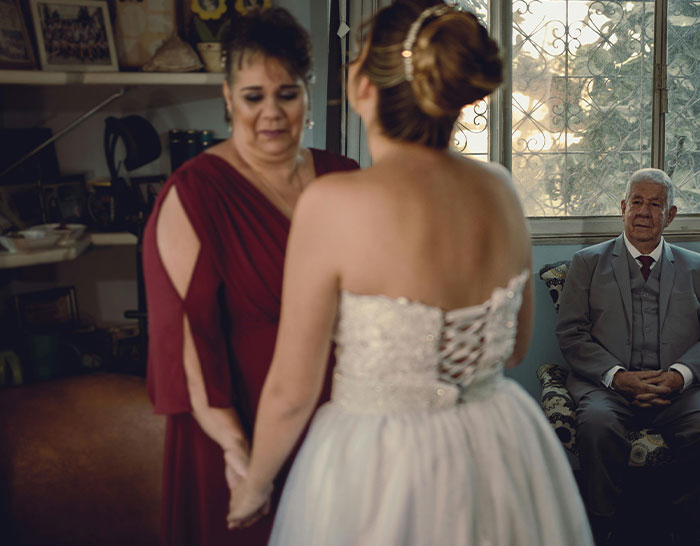 “Several Inappropriate Baby Videos”: 30 Horrible Or Wonderful Wedding Experiences Folks Had