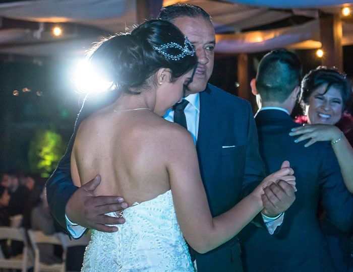 “Several Inappropriate Baby Videos”: 30 Horrible Or Wonderful Wedding Experiences Folks Had