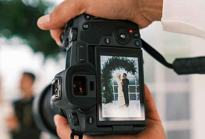 “Several Inappropriate Baby Videos”: 30 Horrible Or Wonderful Wedding Experiences Folks Had