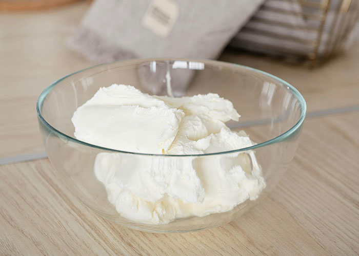 Clear glass bowl filled with creamy white food, illustrating unhinged and unfiltered food opinions about crunchy vinegar.