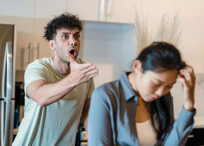 30 ‘White Knight’ Behaviors Men Still Do Without Realizing How Toxic They Really Are