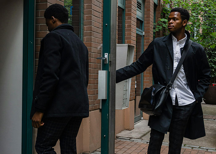 30 ‘White Knight’ Behaviors Men Still Do Without Realizing How Toxic They Really Are