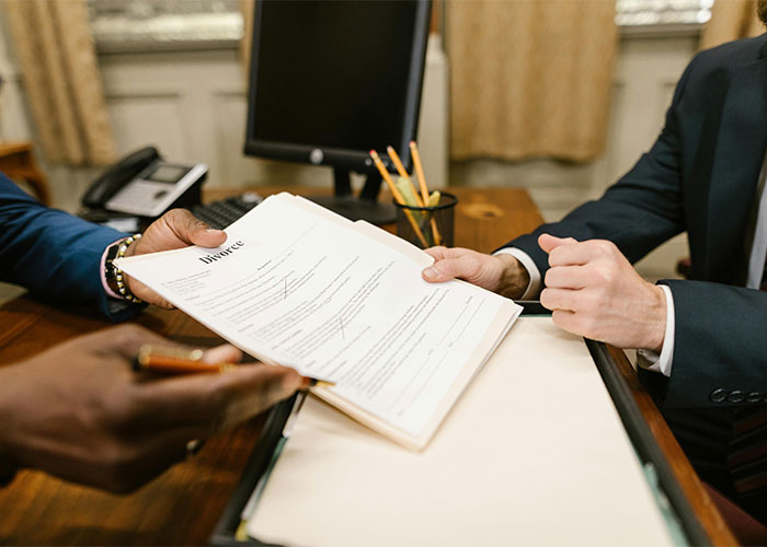 Woman Invites All 4 Of Husband's Mistresses To Their Divorce Trial, Drama Ensues Woman Invites All 4 Of Husband's Mistresses To Their Divorce Trial, Drama Ensues