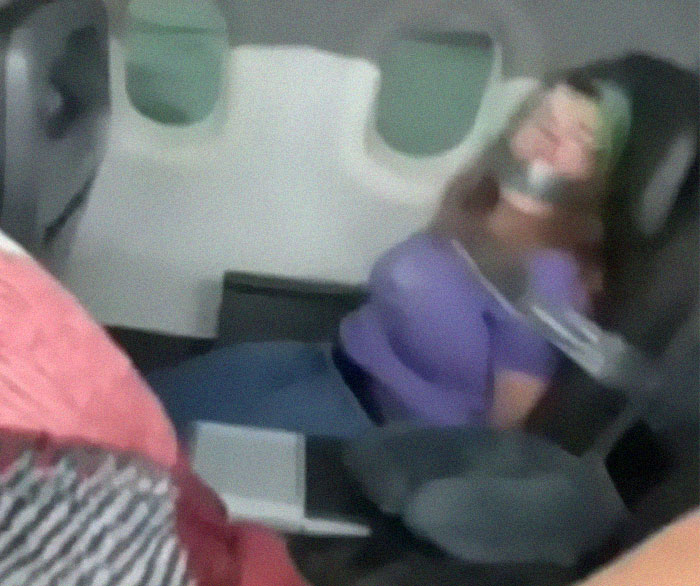 Esta pasajera agredió y mordió a otros pasajeros en un vuelo de American Airlines, y hubo que atarla a su asiento. Se la multó con 82000$