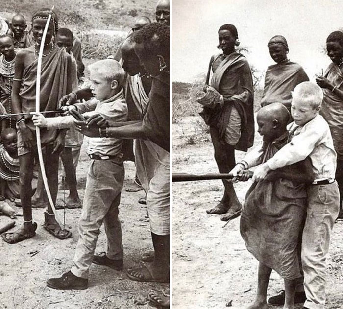 Dos niños enseñándose diferentes habilidades, Kenia, 1962. Kevin, de 9 años, de Nueva York, había venido a Kenia para unirse a su padrastro como invitado de una tribu masai, donde él y el hijo del jefe, Dionni, se convirtieron en compañeros