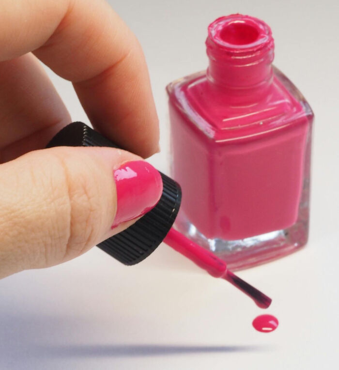 “Parents Of Identical Twins, How Did You Avoid Getting Them Confused As Babies?” (35 Answers)