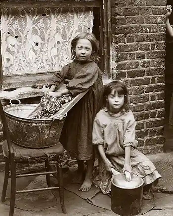 Portrait Of Two Girls Washing Clothes In The Street In Spitalfields Area, East London, Circa 1901/2. Photograph: Horace Warner/The Religious Society Of Friends In Britain