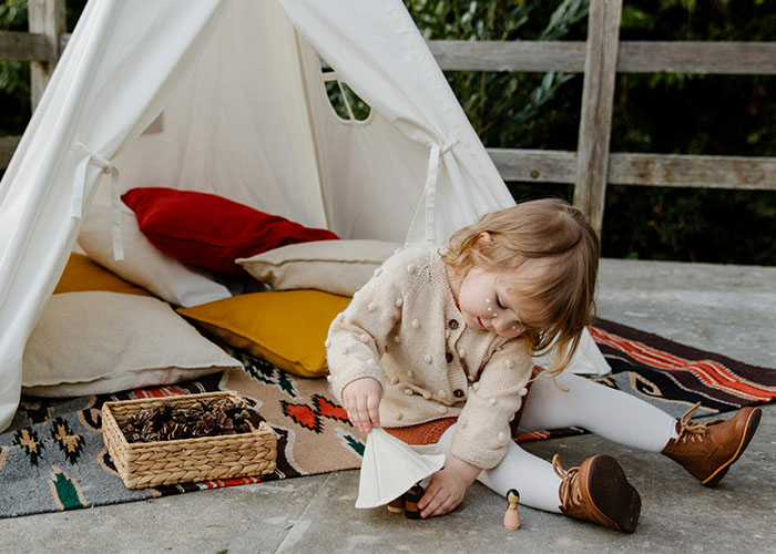 Mom Says She's Uncomfortable With Single Dad Being In Her Mom Group, So They Go On Without Her