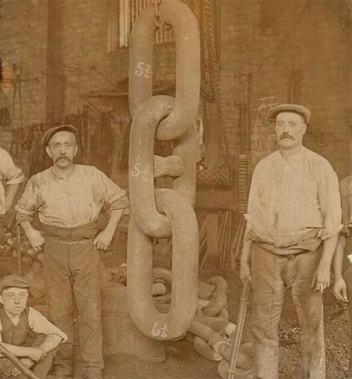 Workers And The Huge Chain Links Forged For The Titanic's Anchor, 1910 At Hingley And Sons