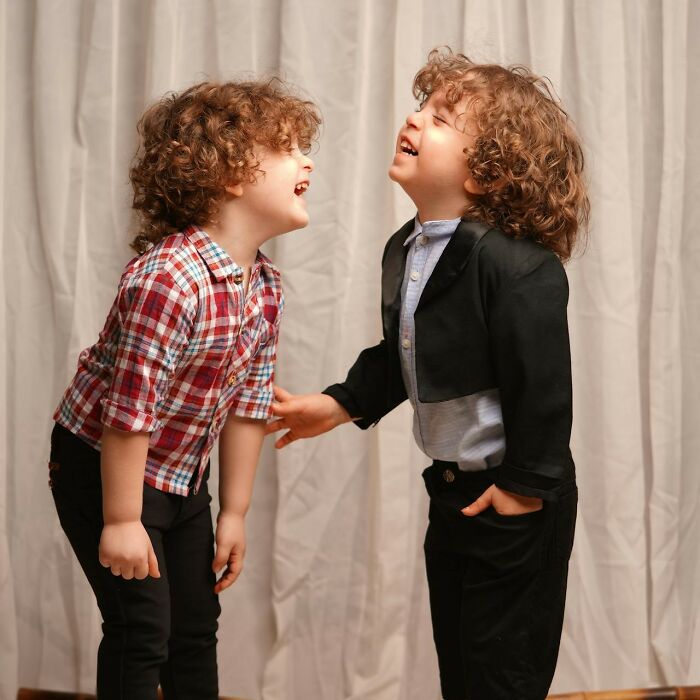 “Parents Of Identical Twins, How Did You Avoid Getting Them Confused As Babies?” (35 Answers)