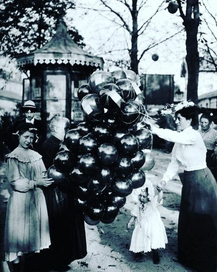 Balloon Seller In Luna Park, Paris C. Late 1900s. Source : Tumhlr : My-Little-Time-Machine