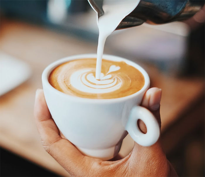 Customer Leaves Entitled Woman Red-faced After Paying For Everyone&rsquo;s Coffee Except For Her