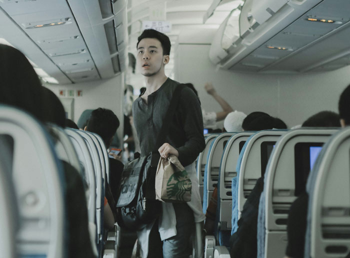 Woman Calls Flight Attendants After 6&rsquo;4&rdquo; Tall Guy Wouldn&rsquo;t Take No For An Answer To Swapping Seats