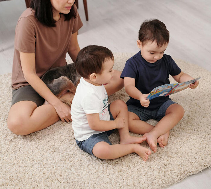 “Parents Of Identical Twins, How Did You Avoid Getting Them Confused As Babies?” (35 Answers)