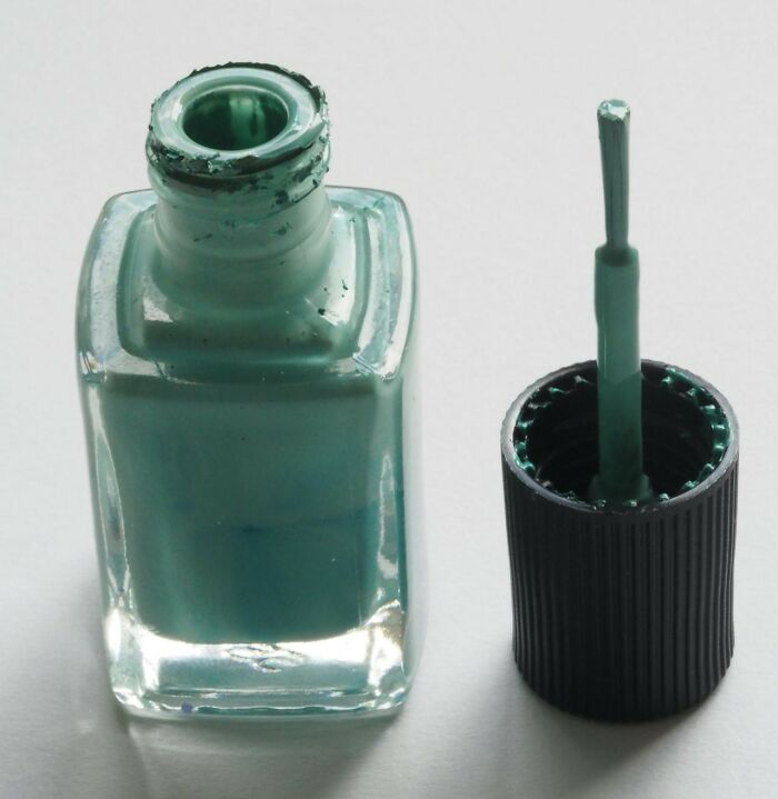 “Parents Of Identical Twins, How Did You Avoid Getting Them Confused As Babies?” (35 Answers)