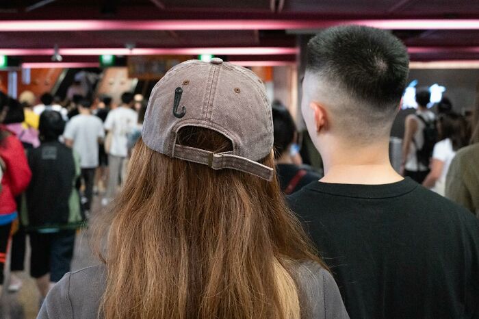 26 Funny Accidental Images That Were Taken At The Right Time And Place By This Street Photographer (New Pics)