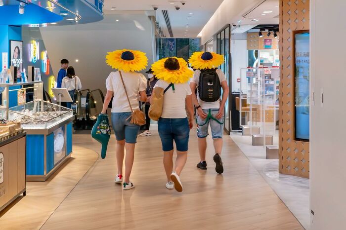 26 Funny Accidental Images That Were Taken At The Right Time And Place By This Street Photographer (New Pics)