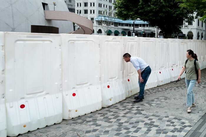 26 Funny Accidental Images That Were Taken At The Right Time And Place By This Street Photographer (New Pics)