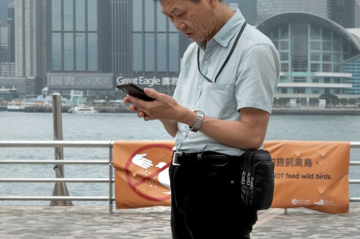 26 Funny Accidental Images That Were Taken At The Right Time And Place By This Street Photographer (New Pics)