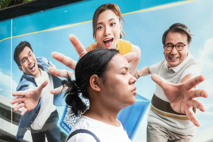 26 Funny Accidental Images That Were Taken At The Right Time And Place By This Street Photographer (New Pics)