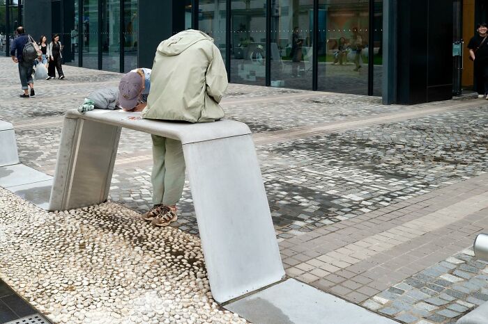 26 Funny Accidental Images That Were Taken At The Right Time And Place By This Street Photographer (New Pics)