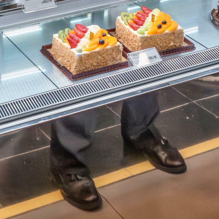 26 Funny Accidental Images That Were Taken At The Right Time And Place By This Street Photographer (New Pics)