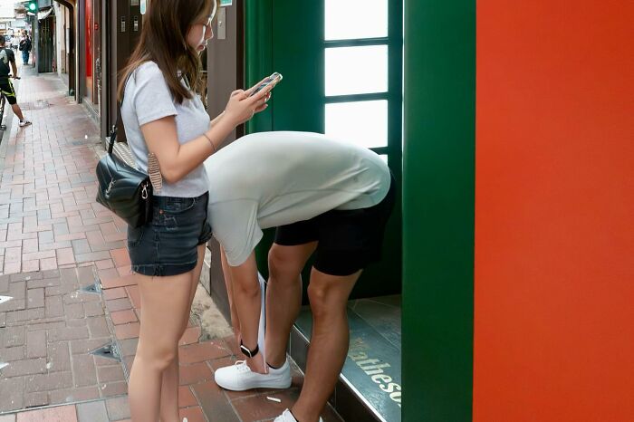 26 Funny Accidental Images That Were Taken At The Right Time And Place By This Street Photographer (New Pics)