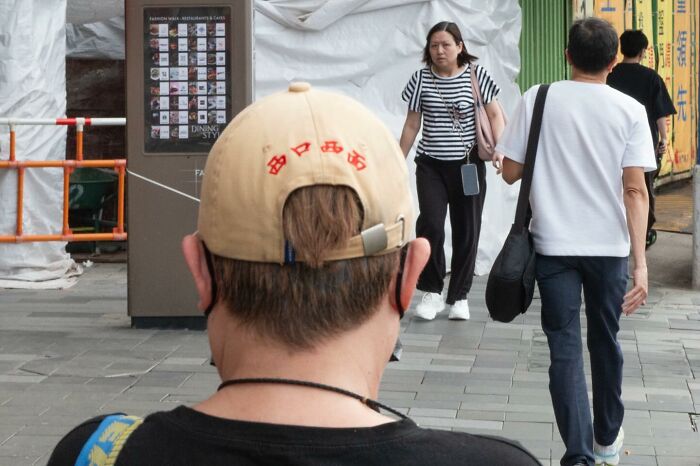 26 Funny Accidental Images That Were Taken At The Right Time And Place By This Street Photographer (New Pics)