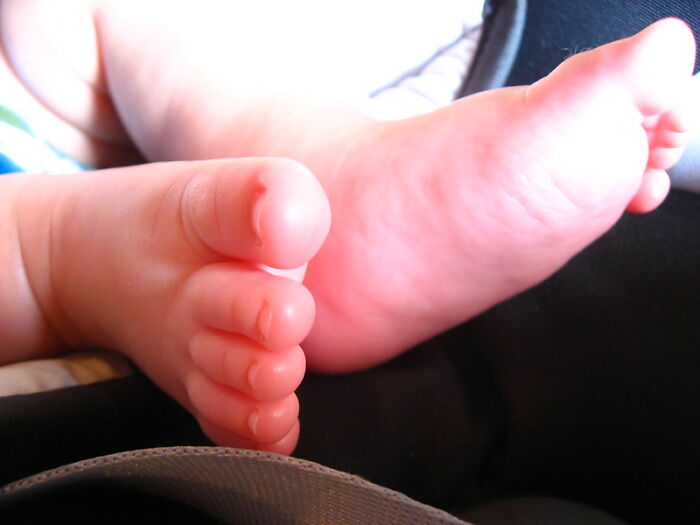 “Parents Of Identical Twins, How Did You Avoid Getting Them Confused As Babies?” (35 Answers)