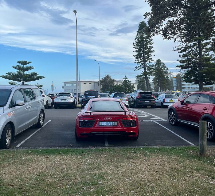 Uno de los días de mayor ocupación en la zona y este idiota aparca así