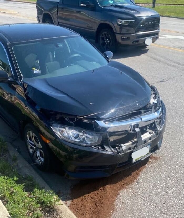 Mi compañera de piso chocó mi auto cuando se lo presté para que fuera al trabajo. Ahora se niega a pagar nada a menos que le permita seguir conduciéndolo en el futuro