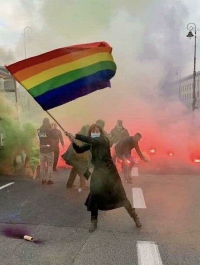 Parece el cuadro de la libertad liderando a la gente