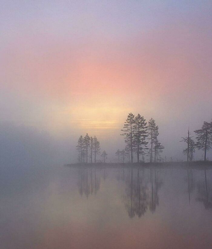 Amanecer con niebla en Finlandia